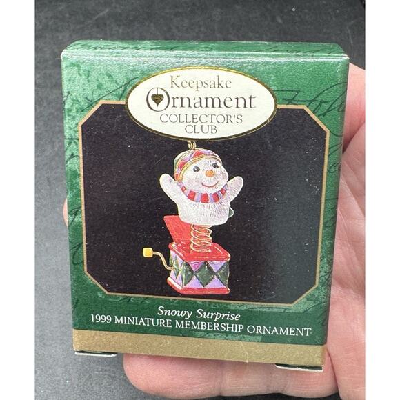 New Hallmark Keepsake Snowy Surprise Miniature Christmas Ornament 1999 -3D - Picture 1 of 5